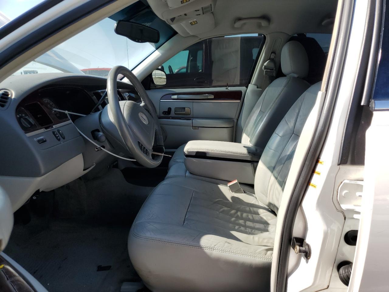2004 Lincoln Town Car Executive - Image 7