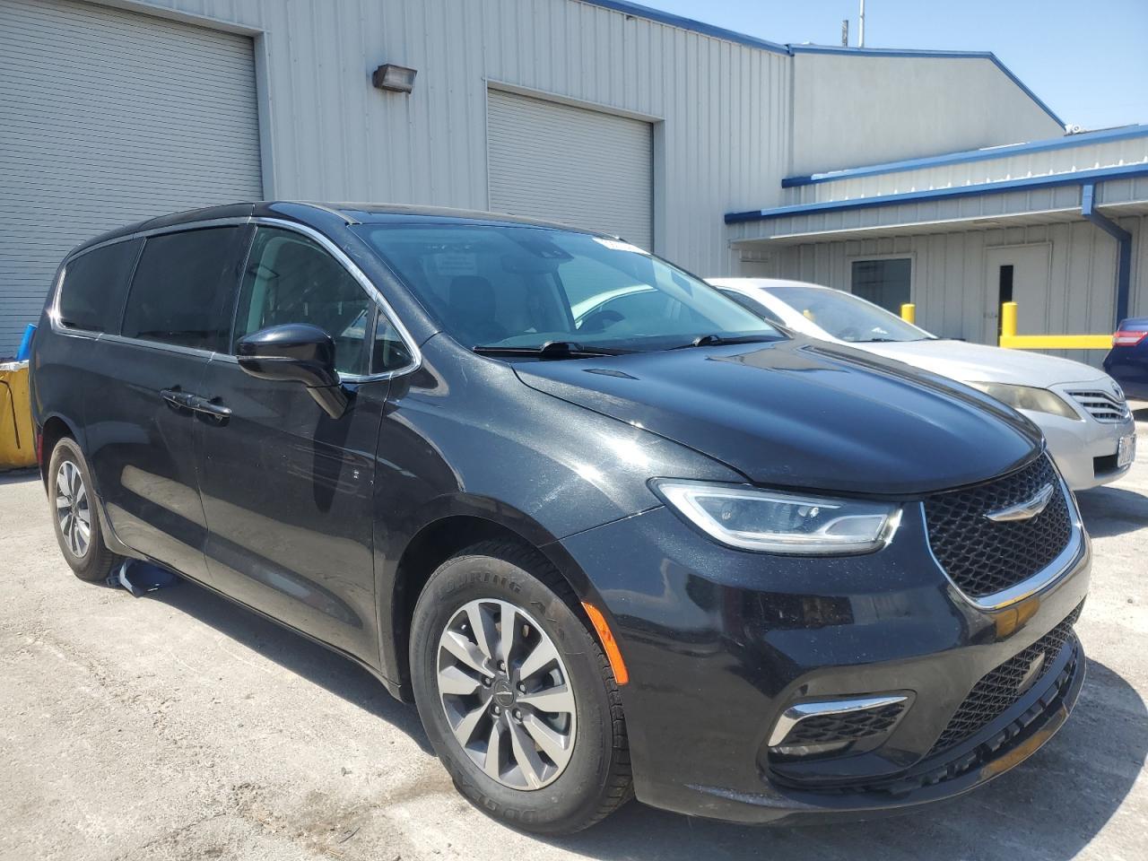 2022 Chrysler Pacifica Hybrid Touring L - Image 4