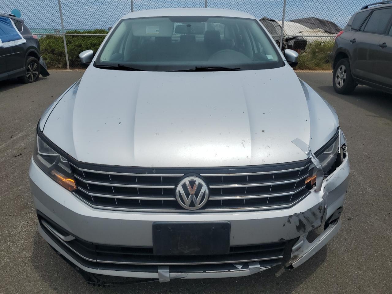 2017 Volkswagen Passat S - Фото 5