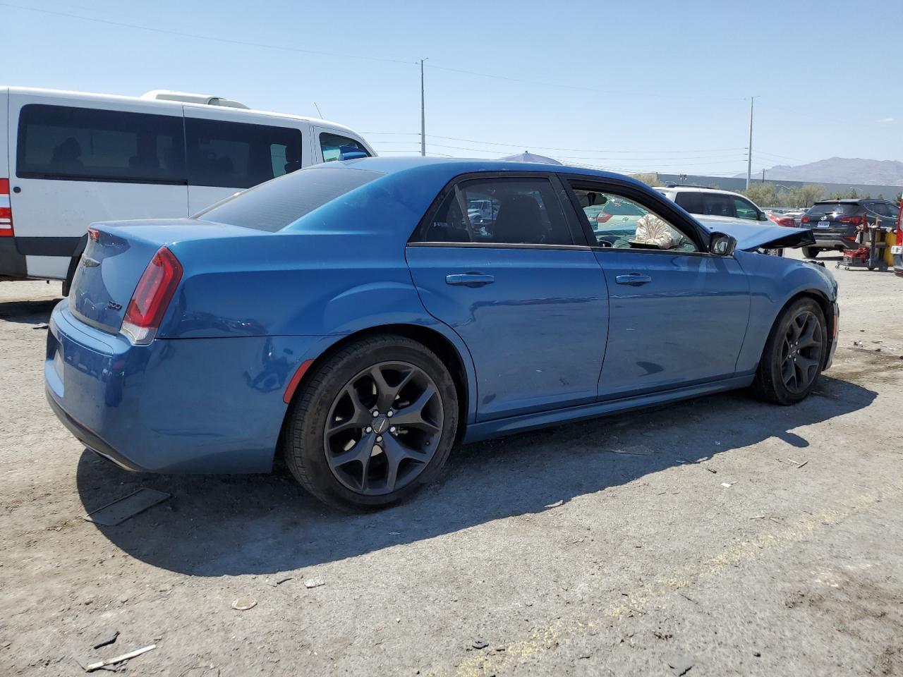 2020 Chrysler 300 Touring - Фото 3