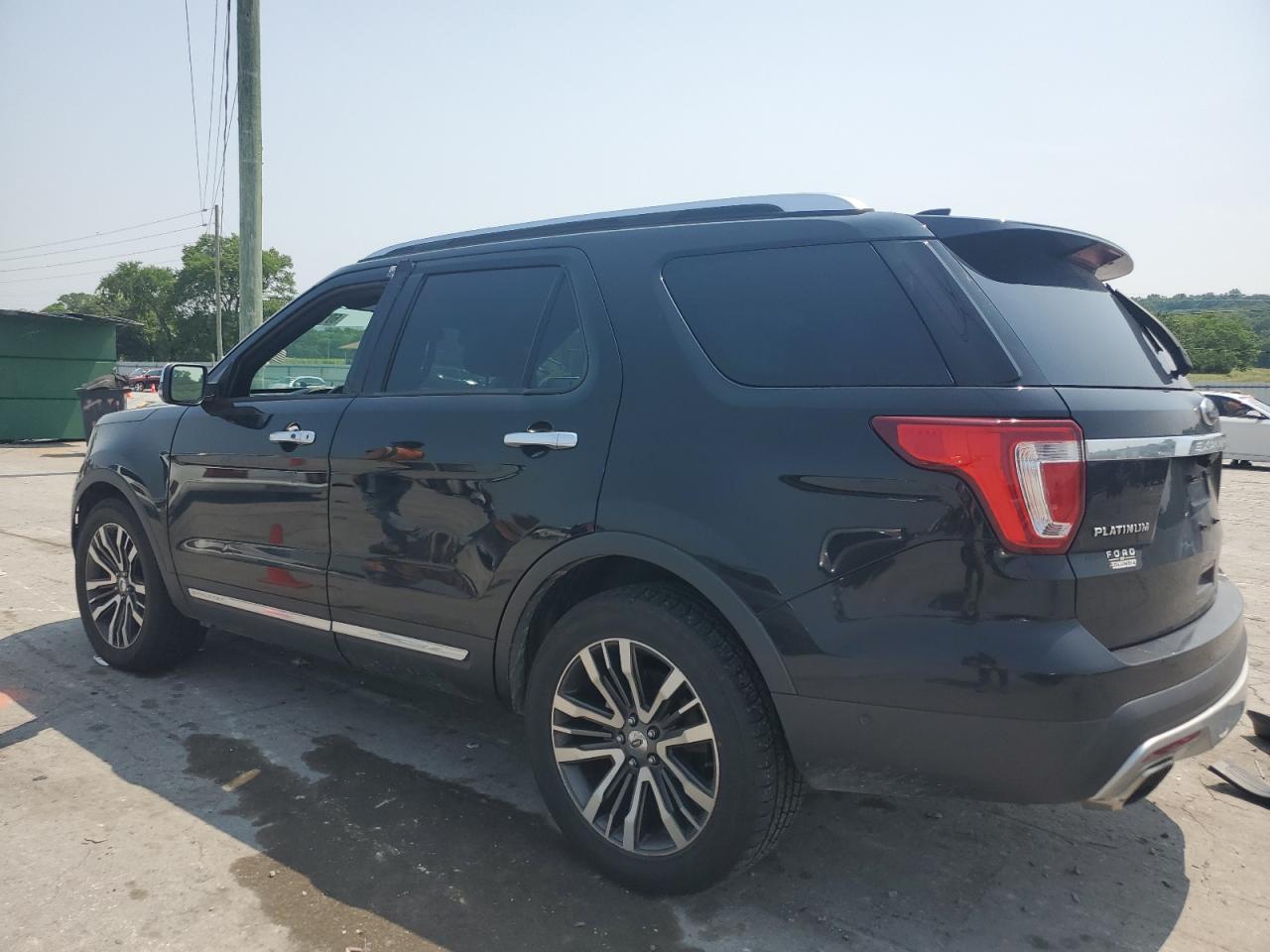 2017 Ford Explorer Platinum - Image 2