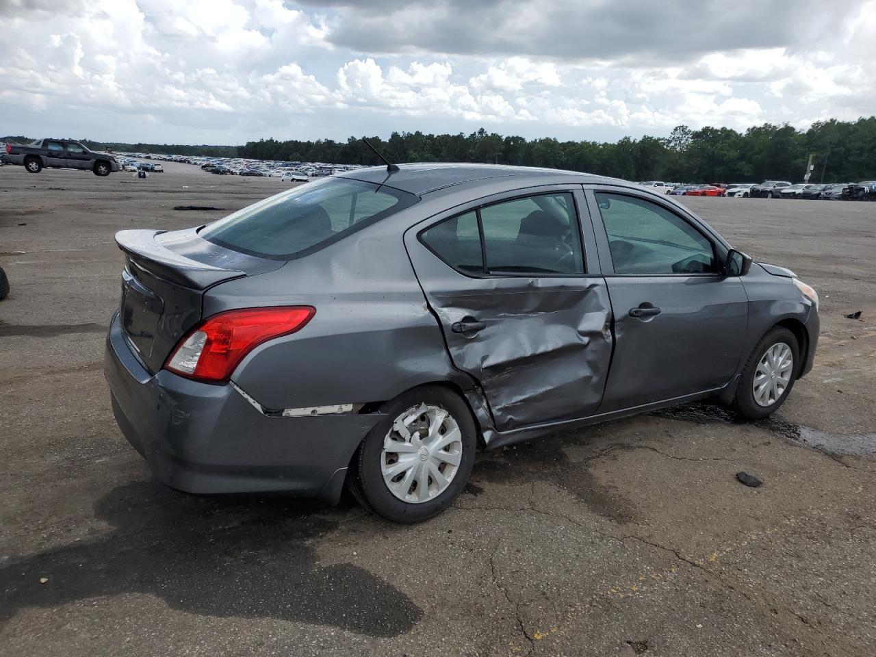 2017 Nissan Versa S - Фото 3