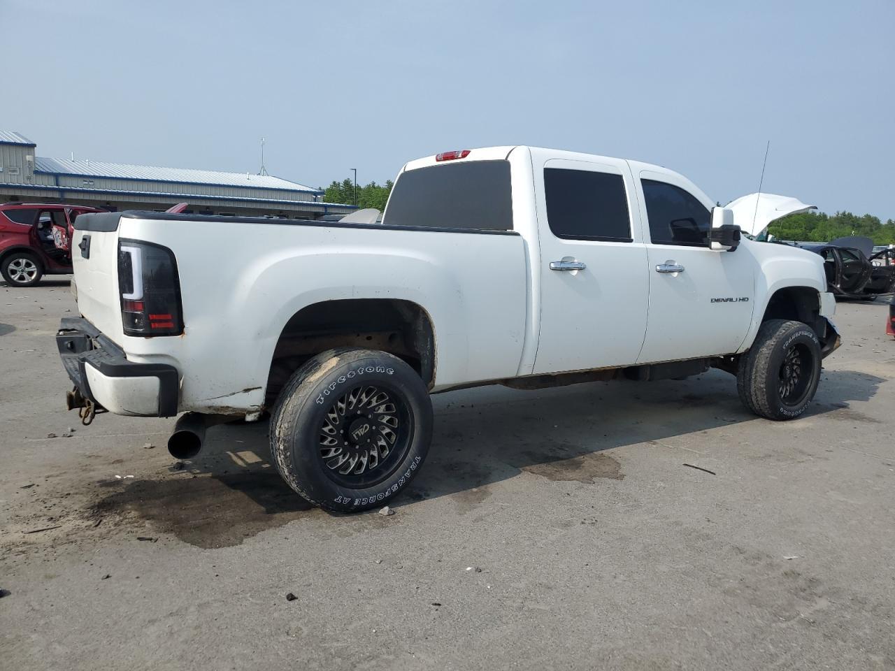2011 GMC Sierra K2500 Denali - Image 3