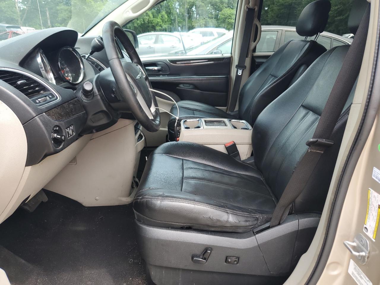 2014 Chrysler Town & Country Touring - Image 7