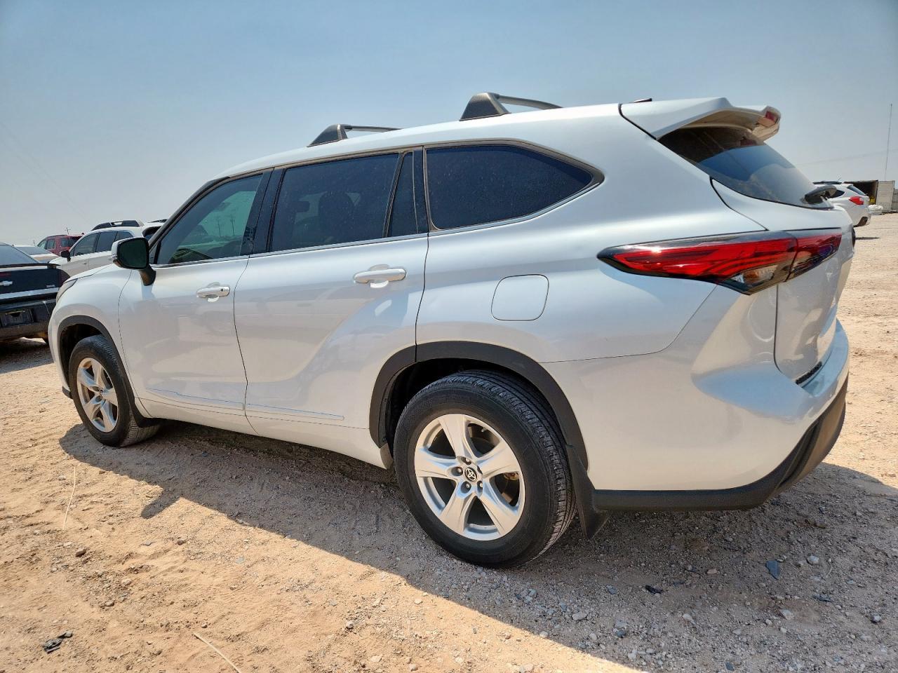 2022 Toyota Highlander L - Фото 2