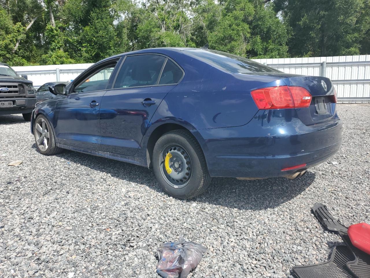 2011 Volkswagen Jetta - Image 2