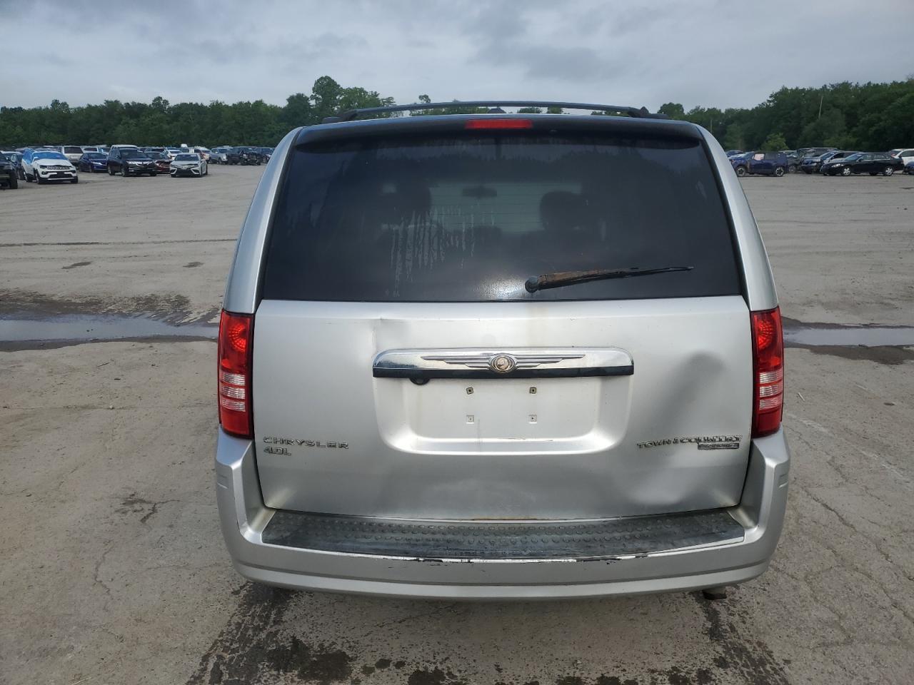 2009 Chrysler Town & Country Touring - Image 6