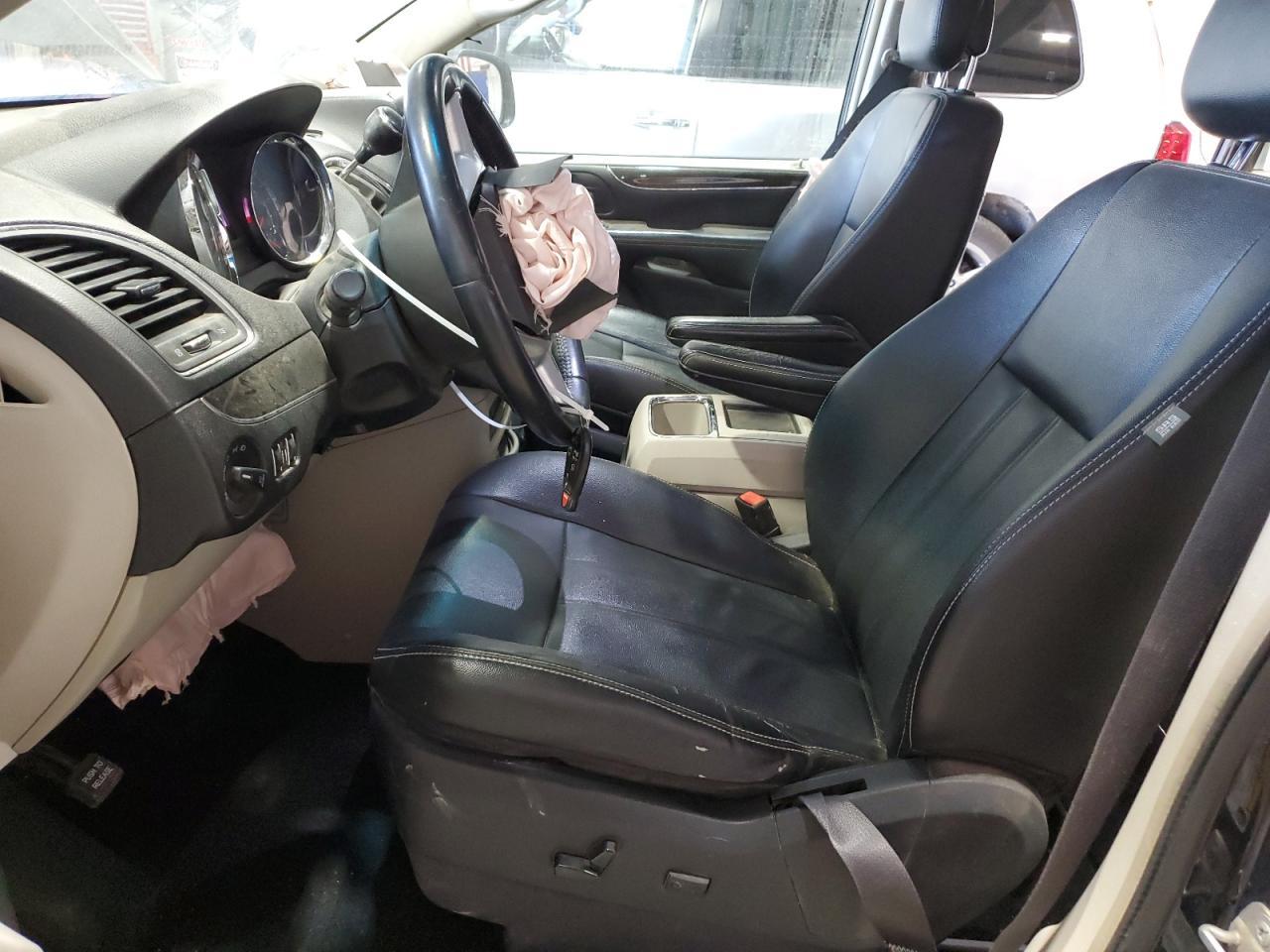 2014 Chrysler Town & Country Touring - Image 7