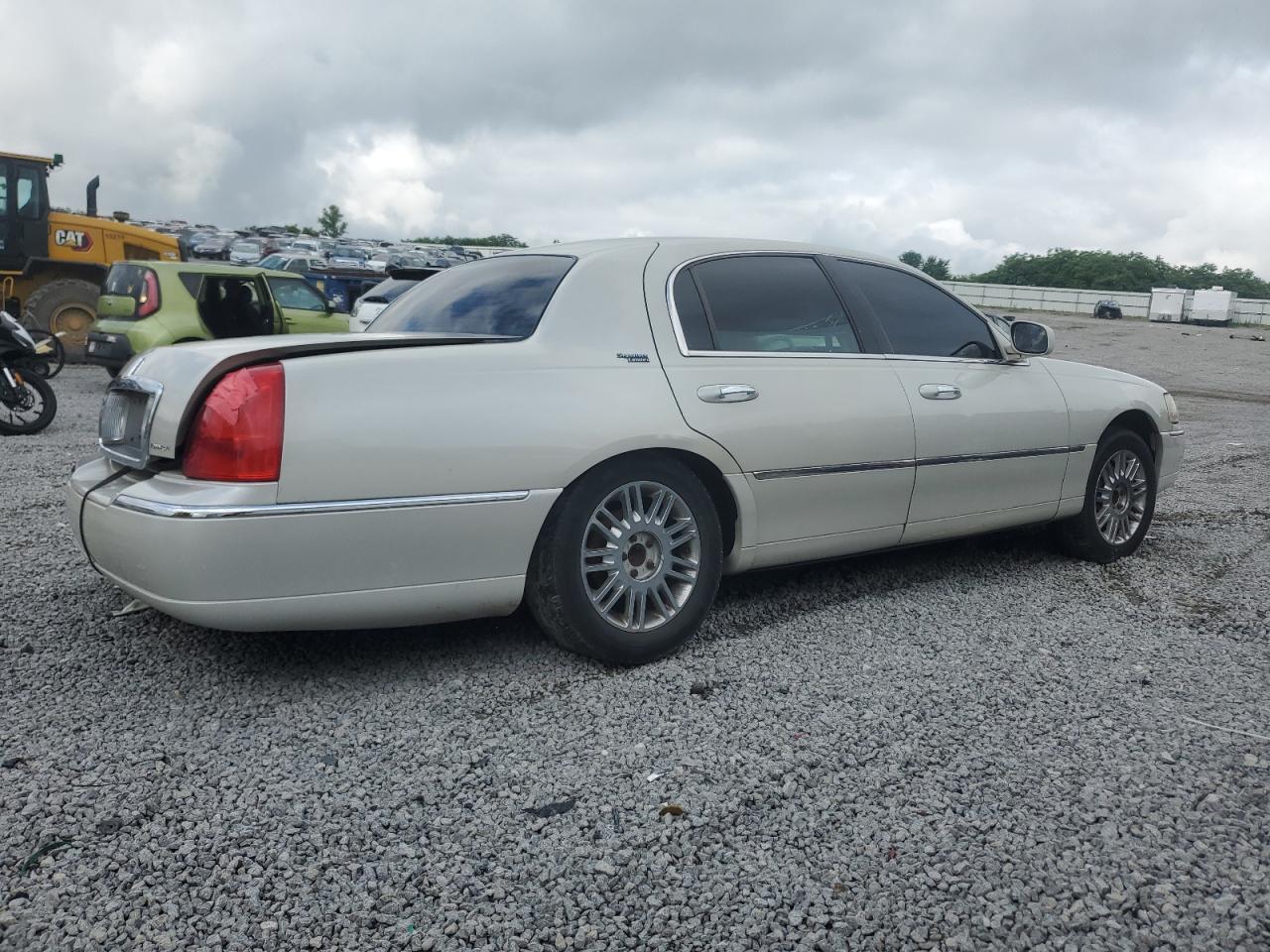 2007 Lincoln Town Car Signature Limited - Image 3