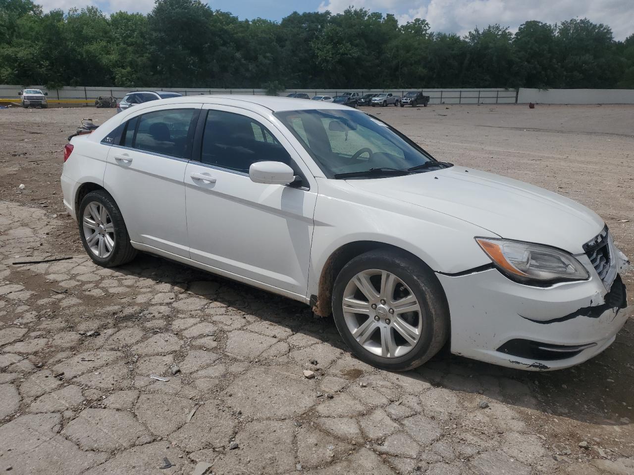 2013 Chrysler 200 Touring - Image 4