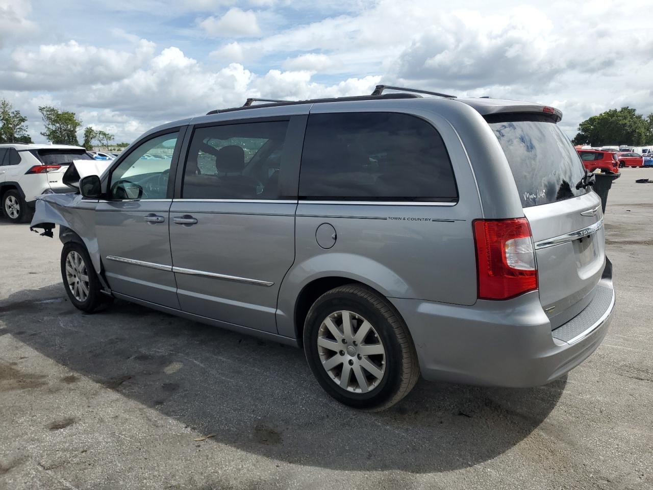2016 Chrysler Town & Country Touring - Фото 2