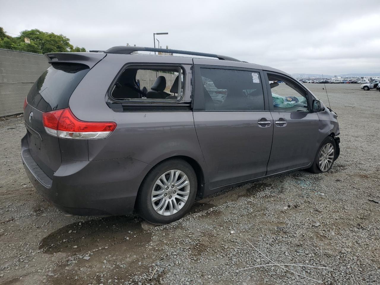 2013 Toyota Sienna Xle - Фото 3