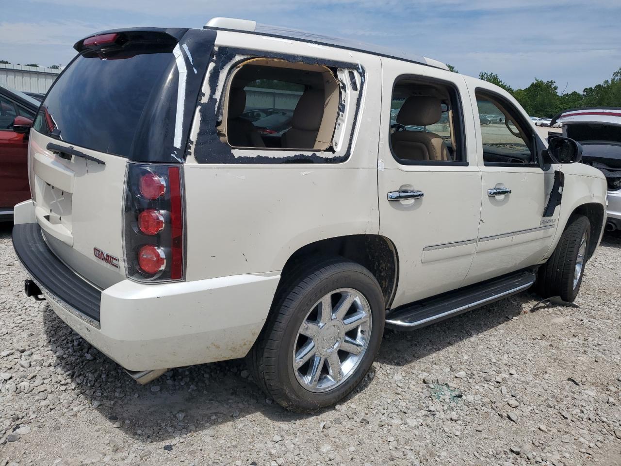 2013 GMC Yukon Denali - Image 3
