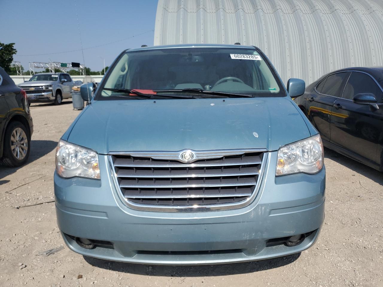 2010 Chrysler Town & Country Touring - Фото 5