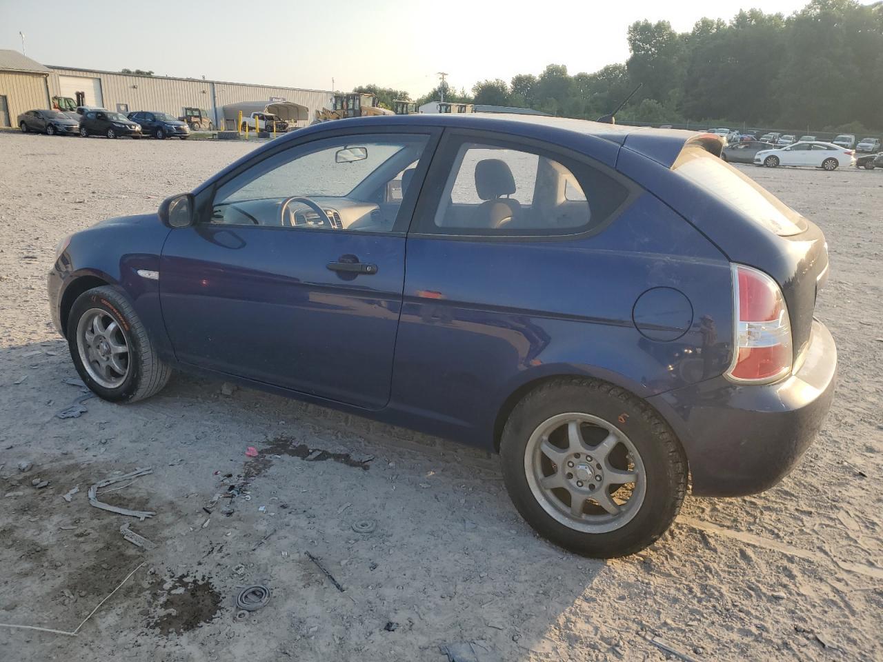 2011 Hyundai Accent Gl - Image 2