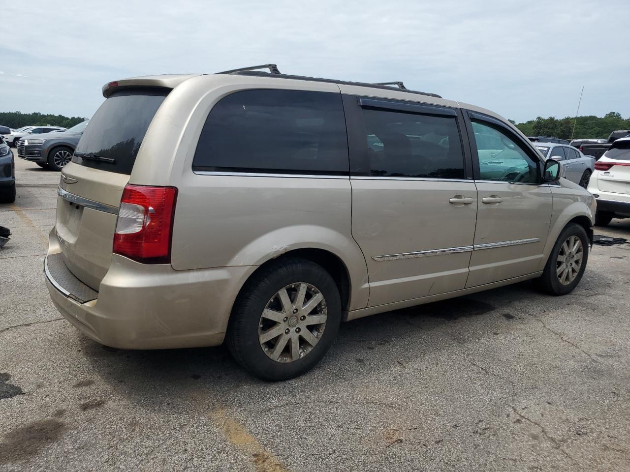2014 Chrysler Town & Country Touring - Image 3
