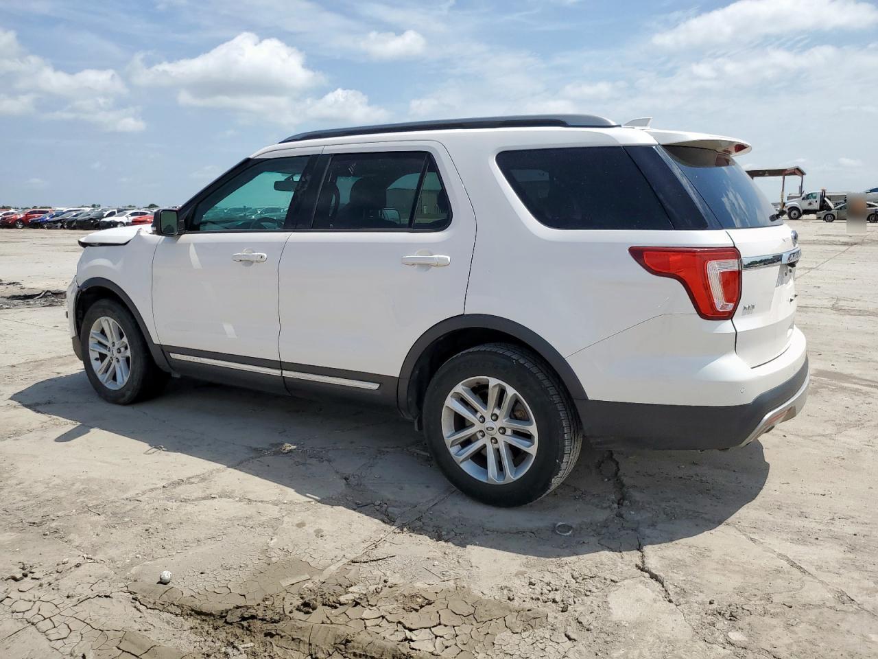 2017 Ford Explorer Xlt - Фото 2