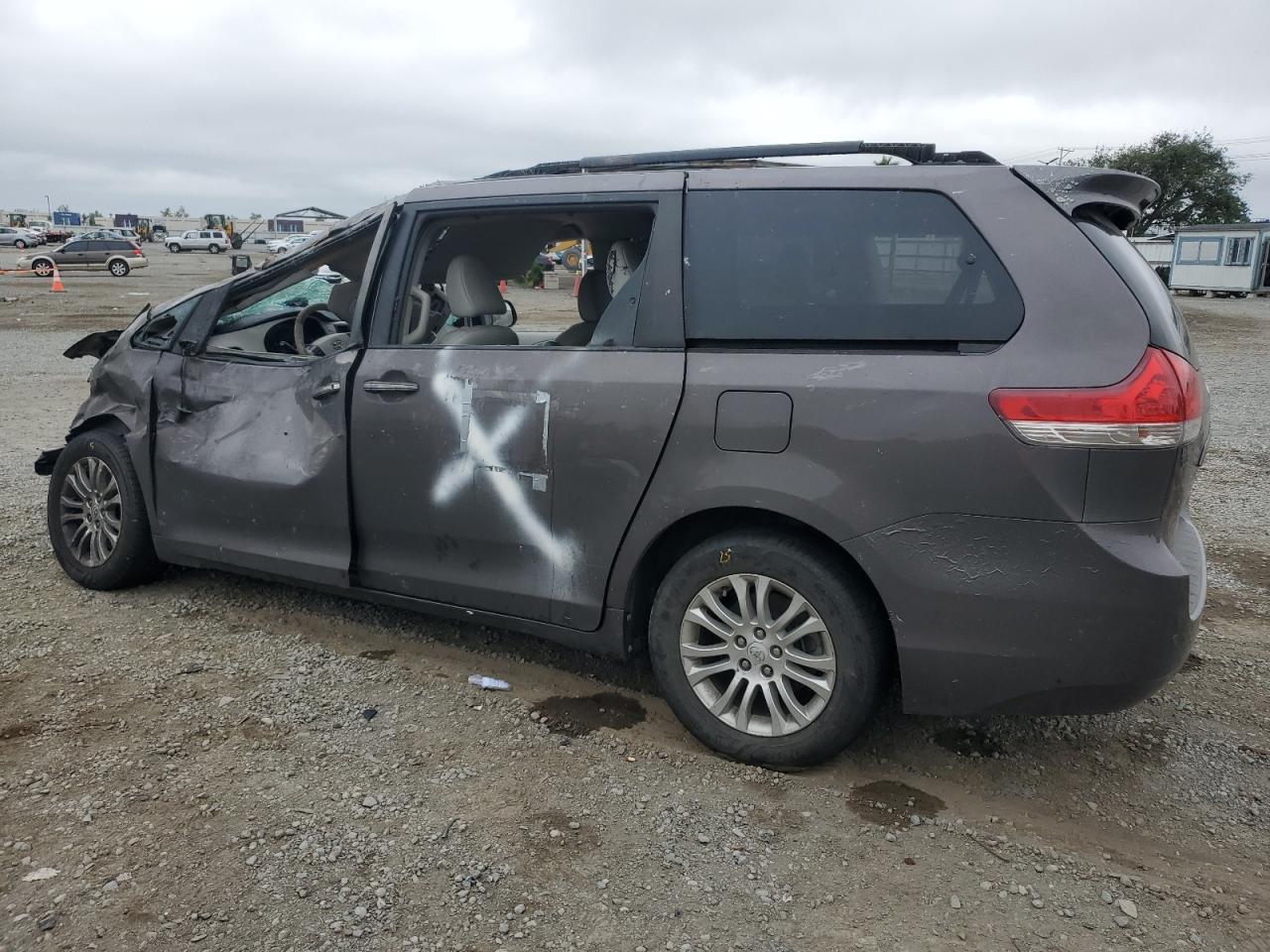 2013 Toyota Sienna Xle - Фото 2
