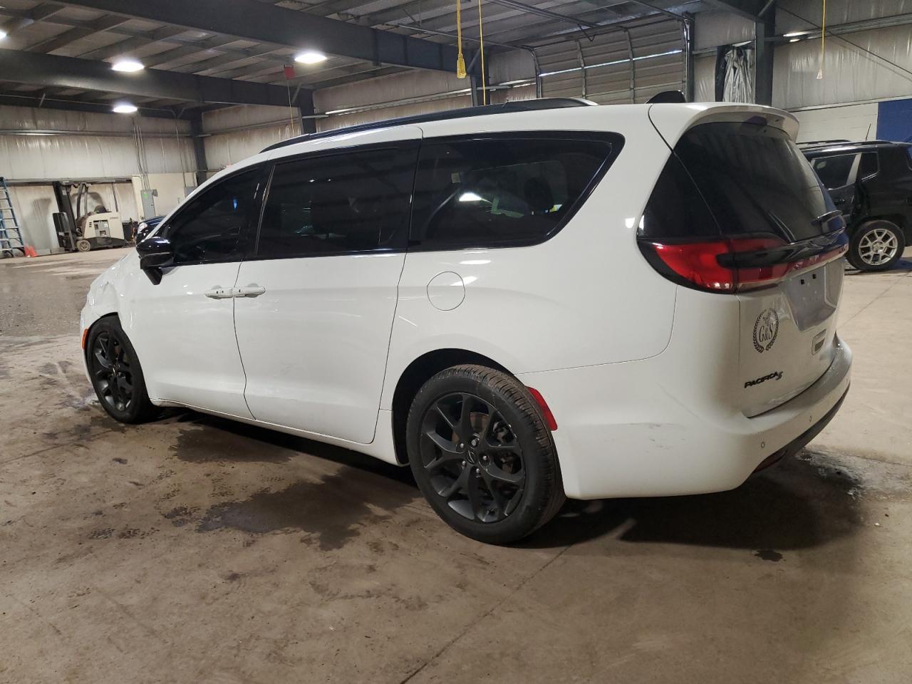 2024 Chrysler Pacifica Touring L - Image 2