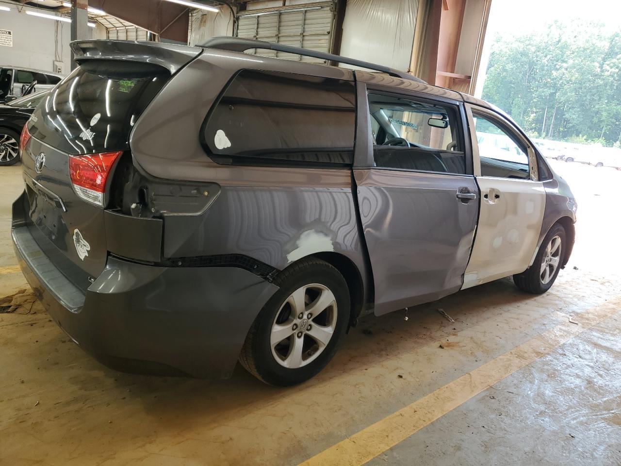 2012 Toyota Sienna Le - Image 3