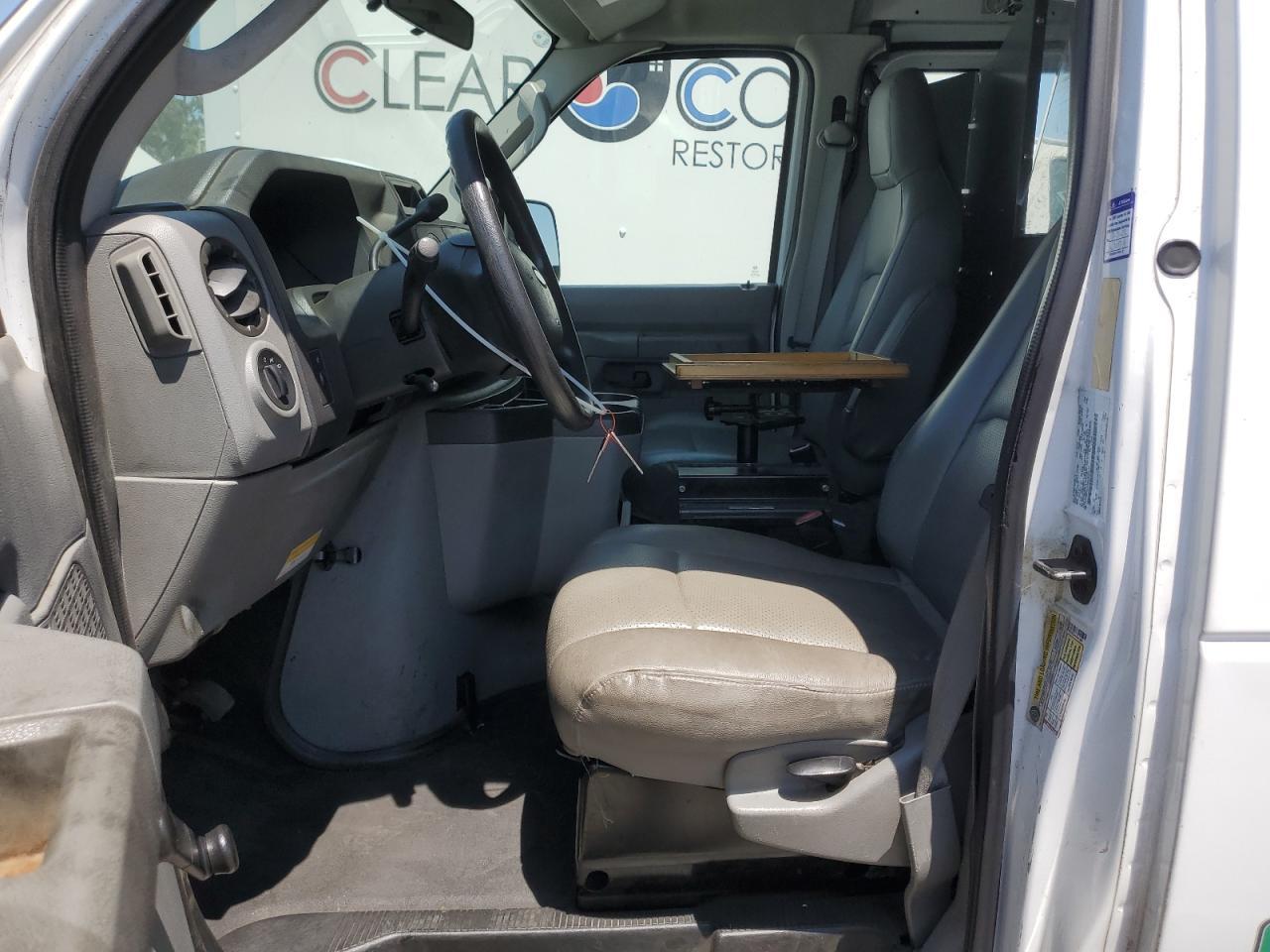 2010 Ford Econoline E250 Van - Фото 7