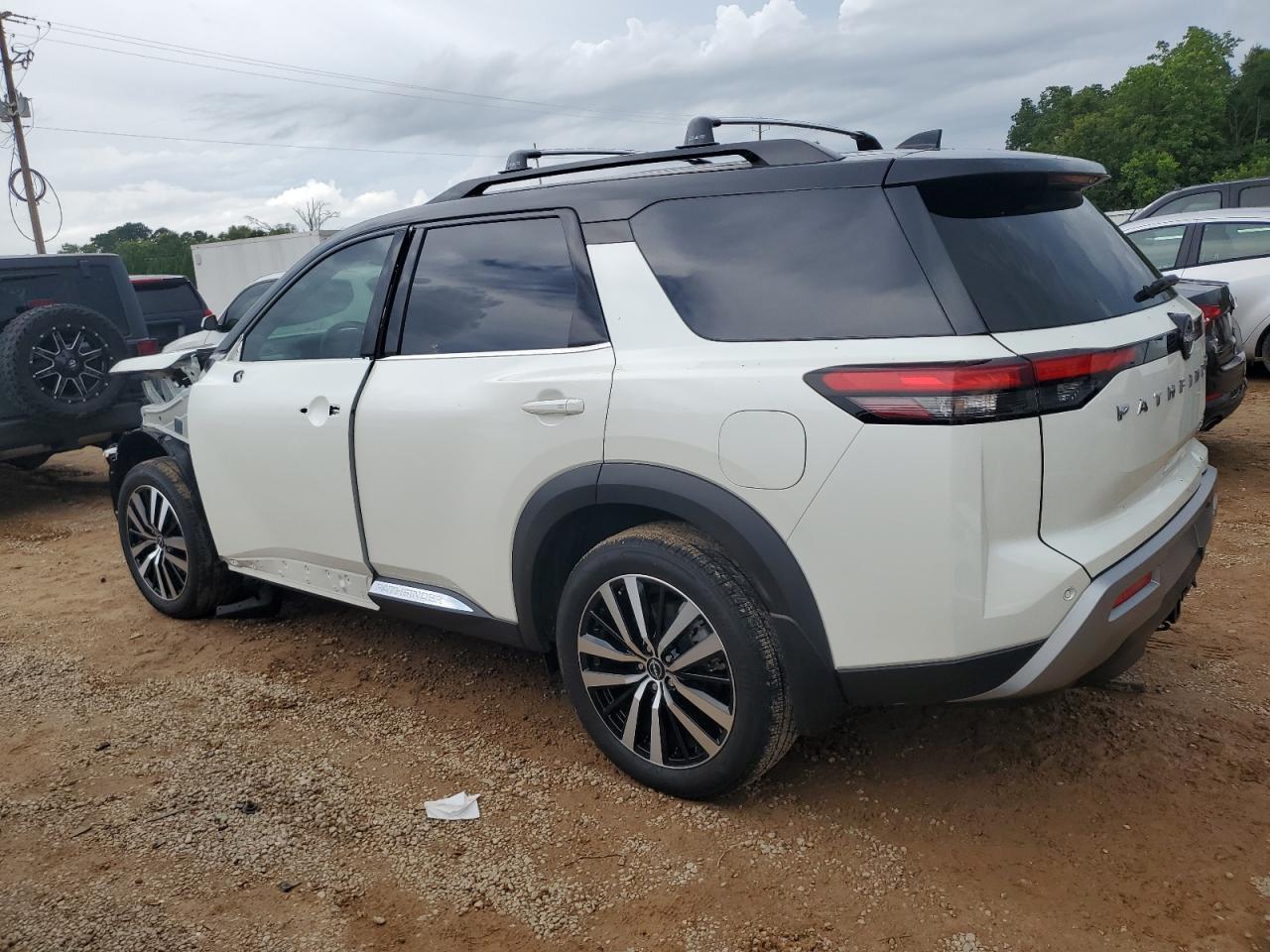 2024 Nissan Pathfinder Platinum - Image 2