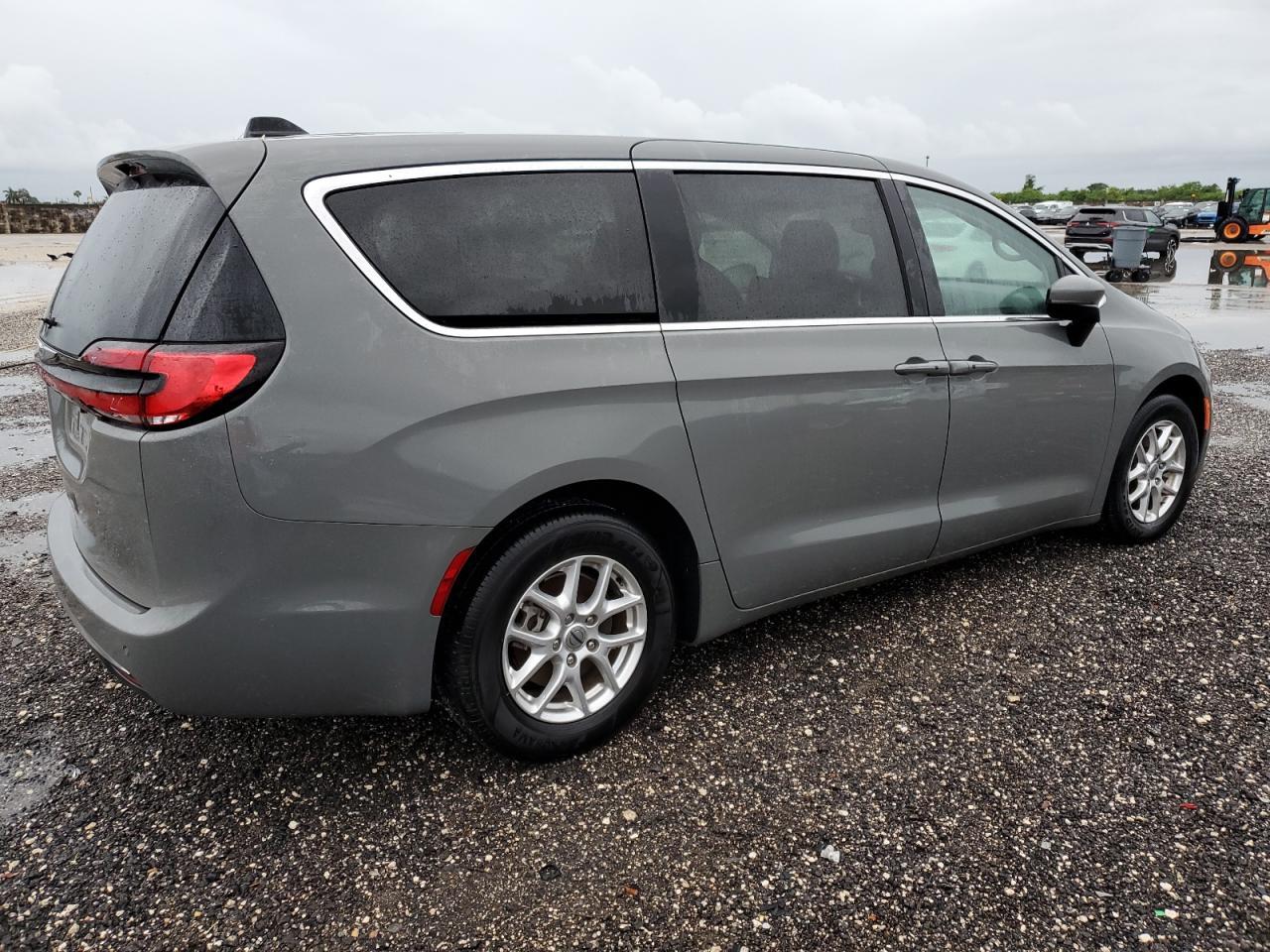 2023 Chrysler Pacifica Touring L - Image 3