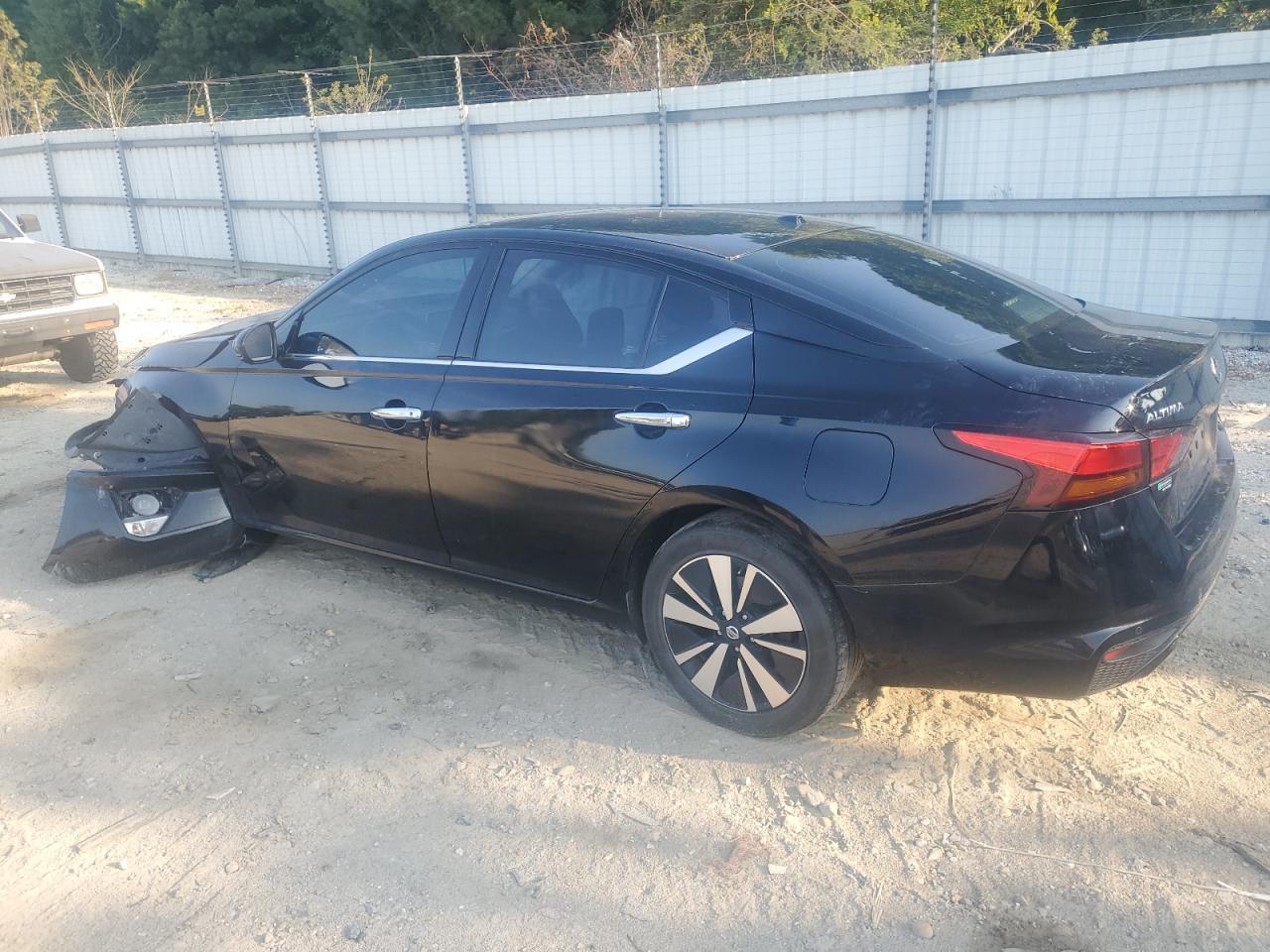 2019 Nissan Altima Sl - Image 2
