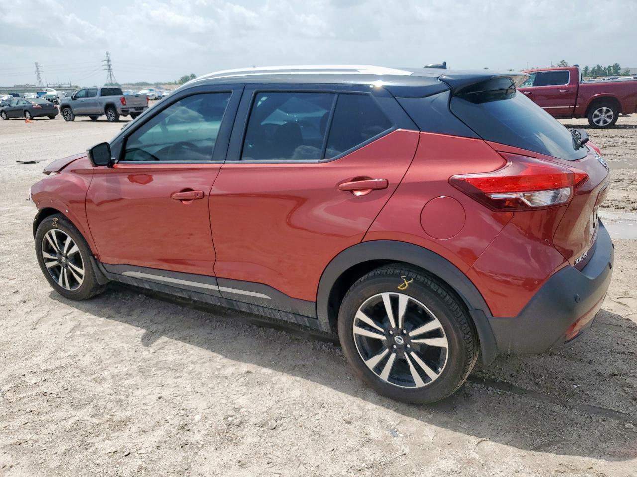 2020 Nissan Kicks Sr - Image 2