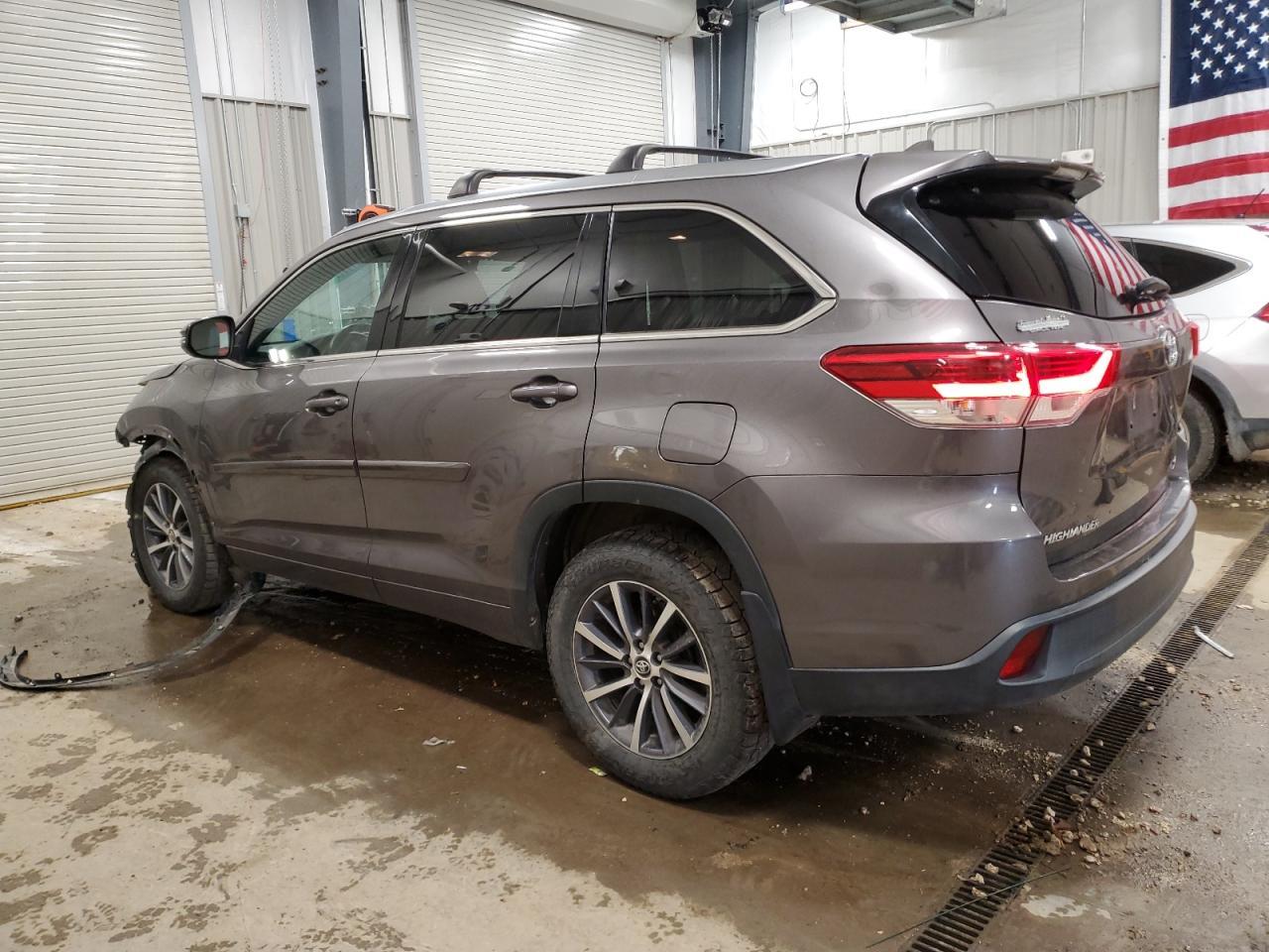 2018 Toyota Highlander Se - Image 2