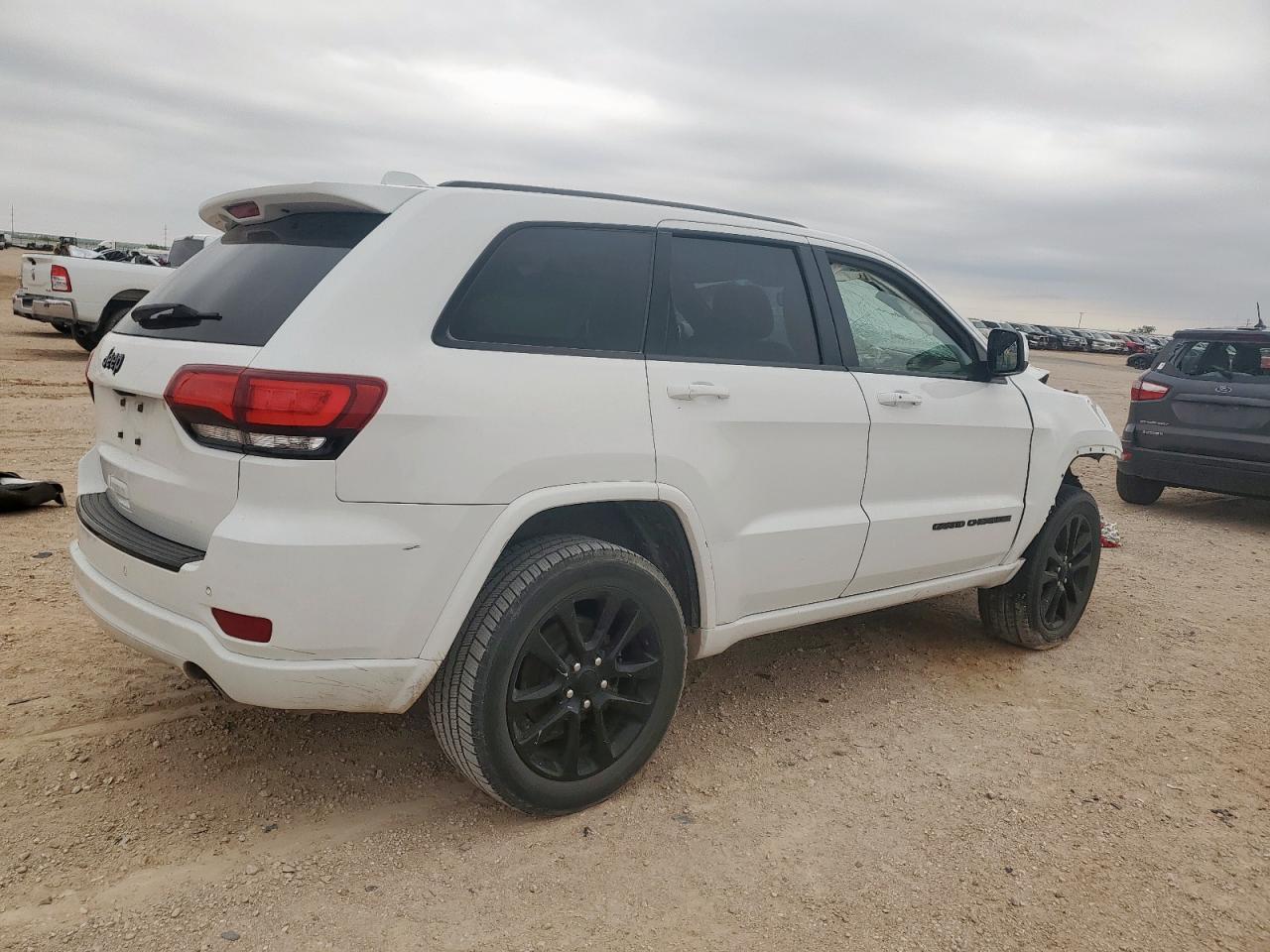 2017 Jeep Grand Cherokee Laredo - Image 3