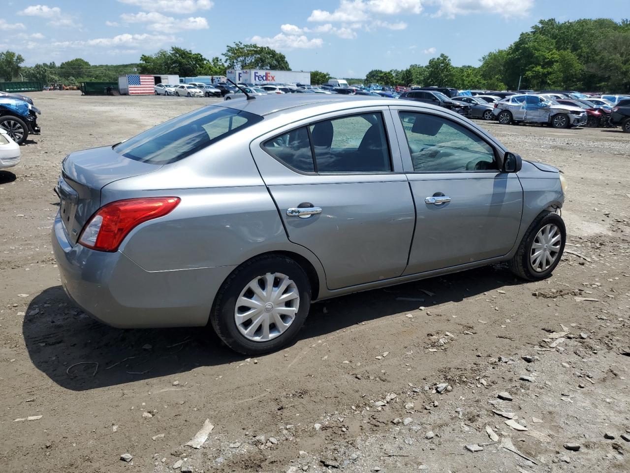 2012 Nissan Versa S - Фото 3