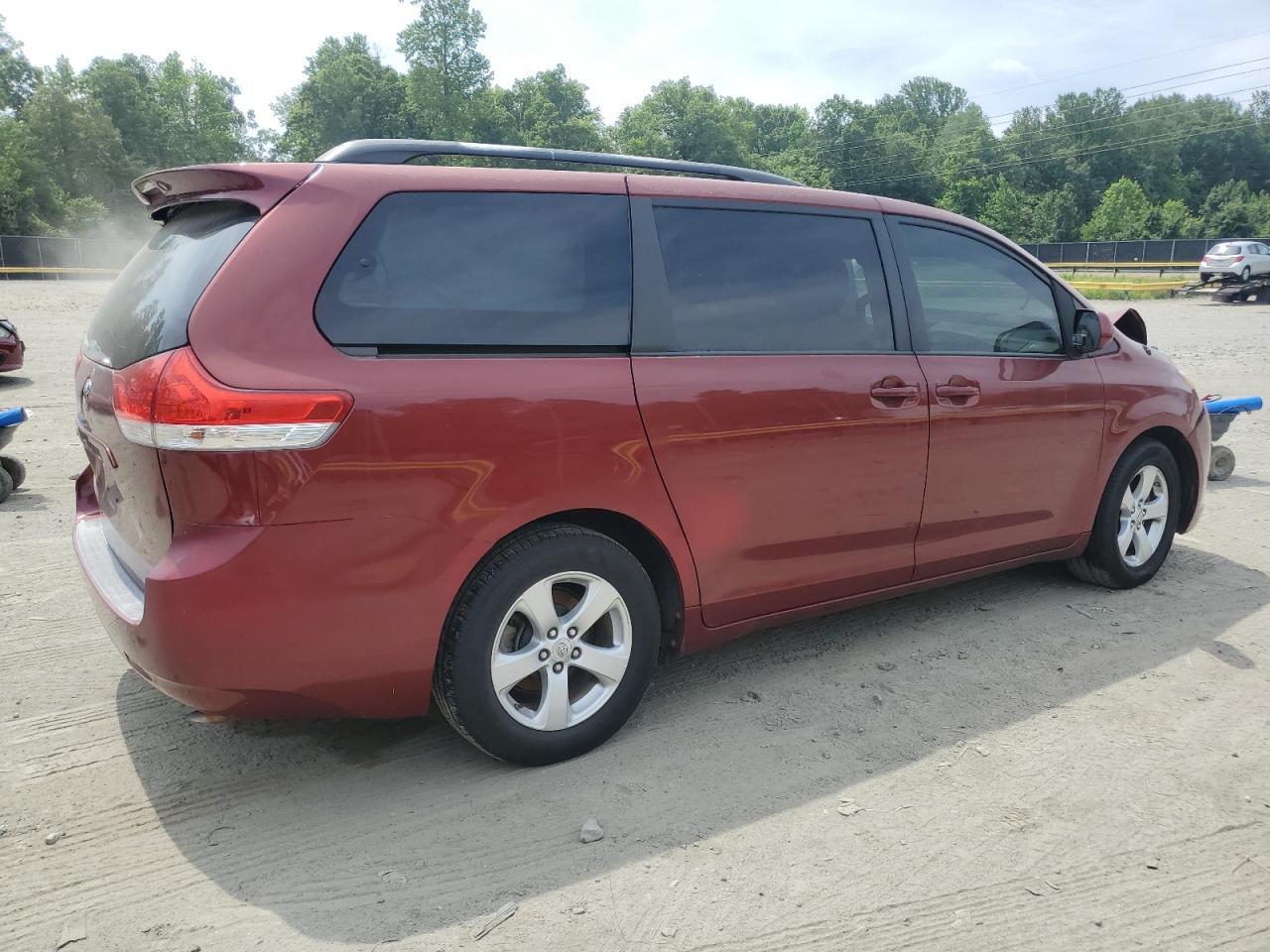 2011 Toyota Sienna Le - Фото 3