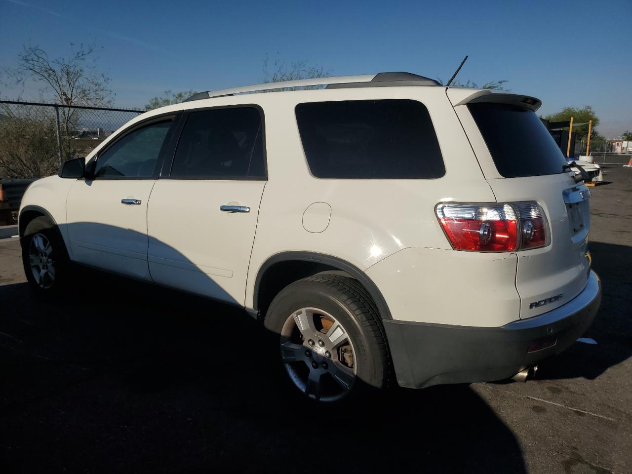 2011 GMC Acadia Sle - Image 2
