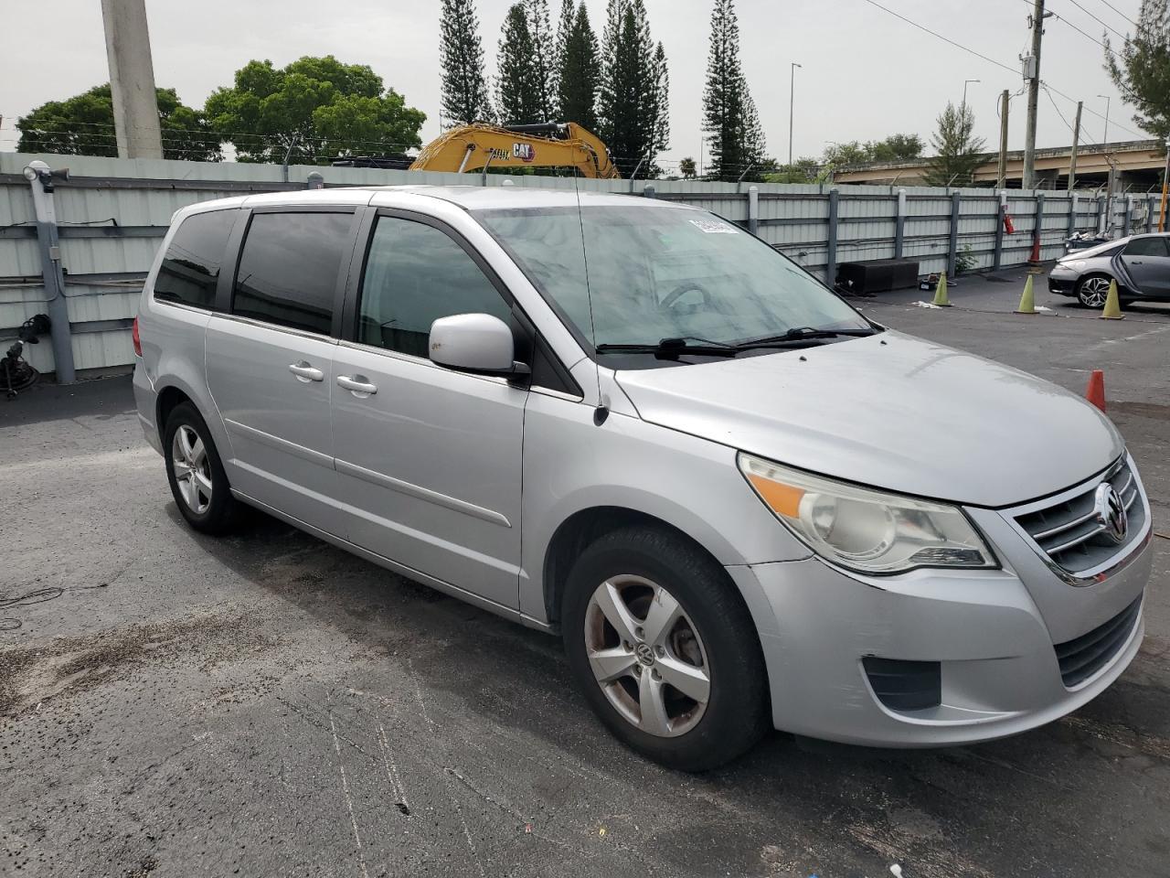 2010 Volkswagen Routan Se - Image 4