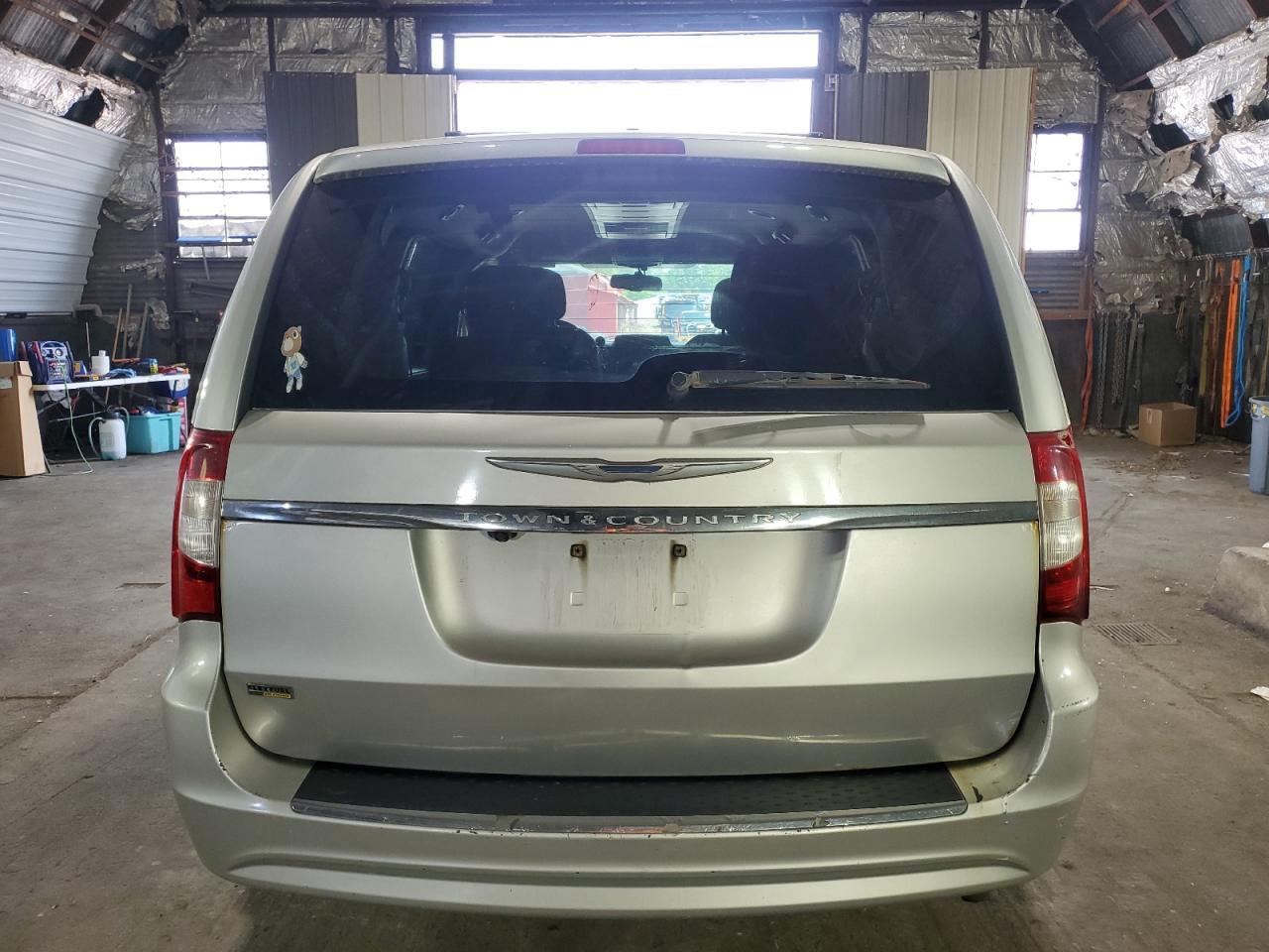 2012 Chrysler Town & Country Touring - Image 6