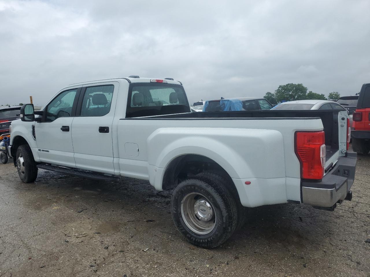 2022 Ford F350 Super Duty - Image 2