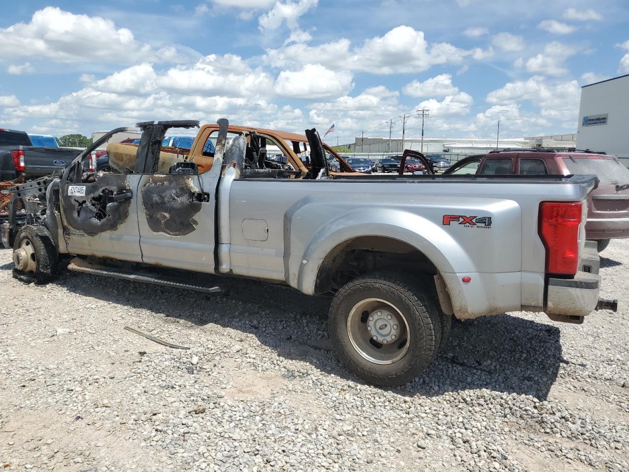 2022 Ford F350 Super Duty - Фото 2