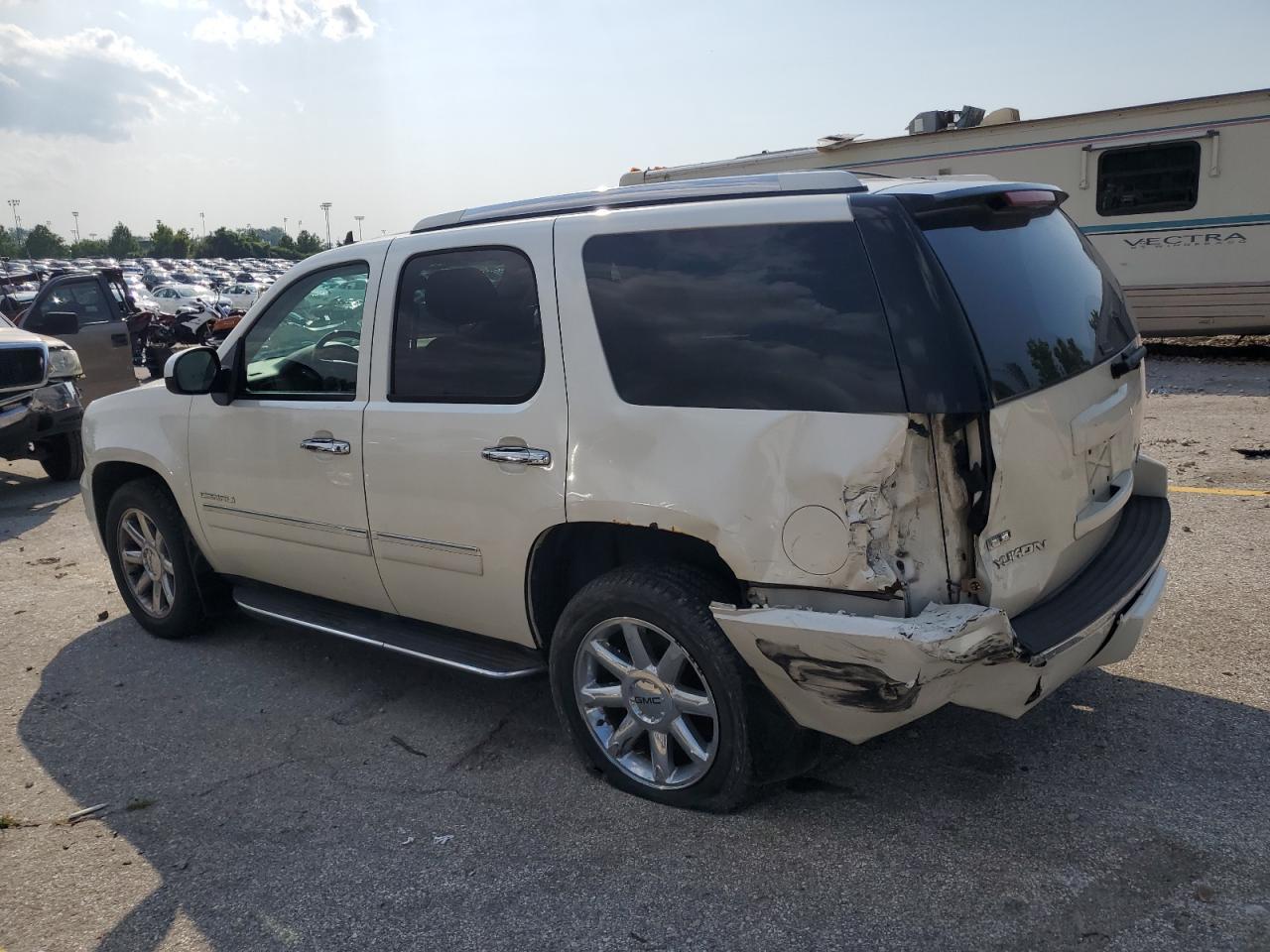2011 GMC Yukon Denali - Фото 2