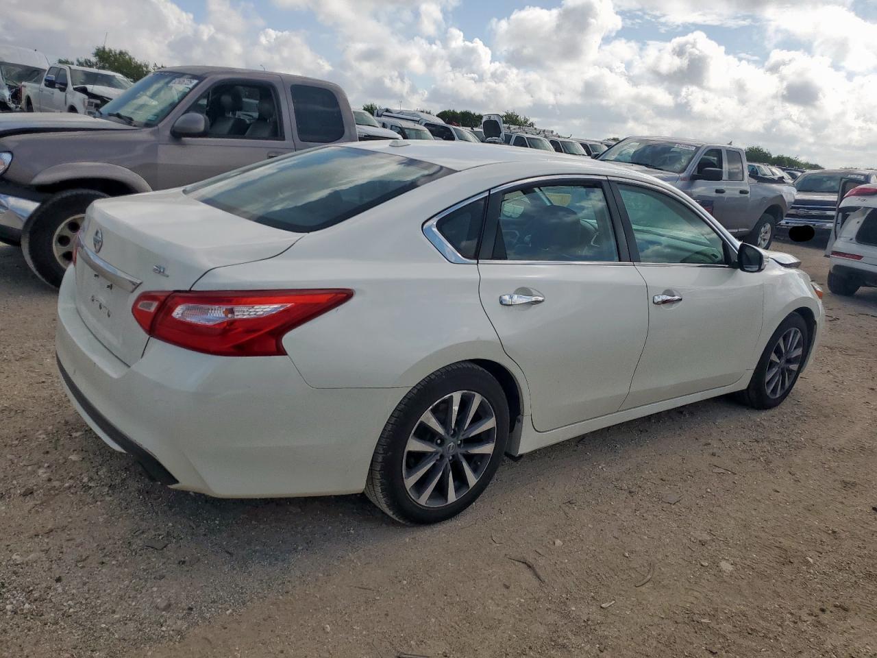 2017 Nissan Altima 2.5 - Image 3
