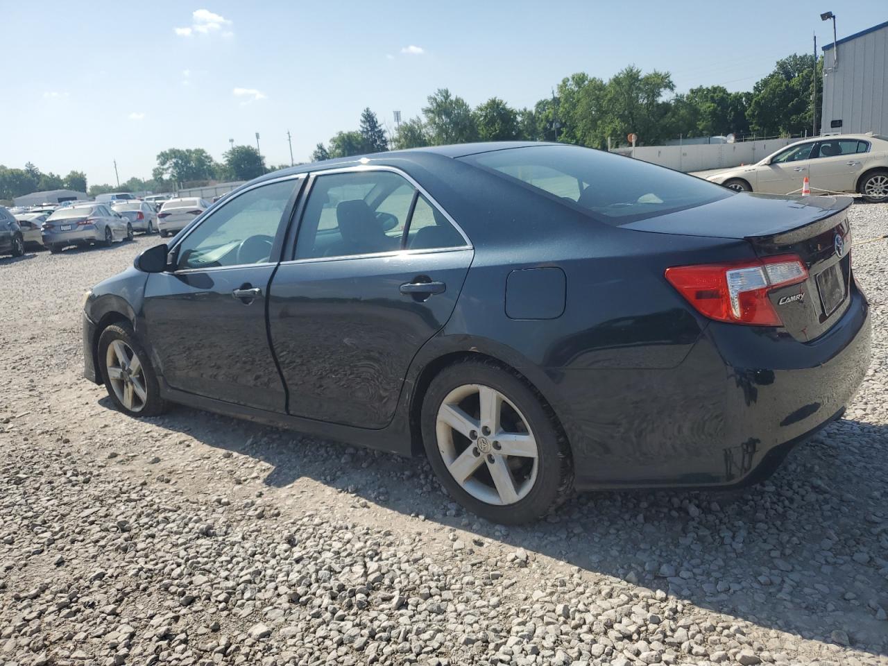 2014 Toyota Camry L - Фото 2