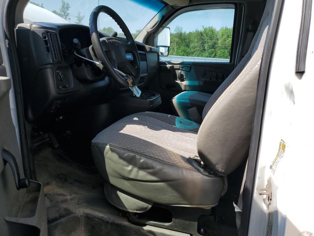 2005 GMC Savana Cutaway G3500 - Image 7
