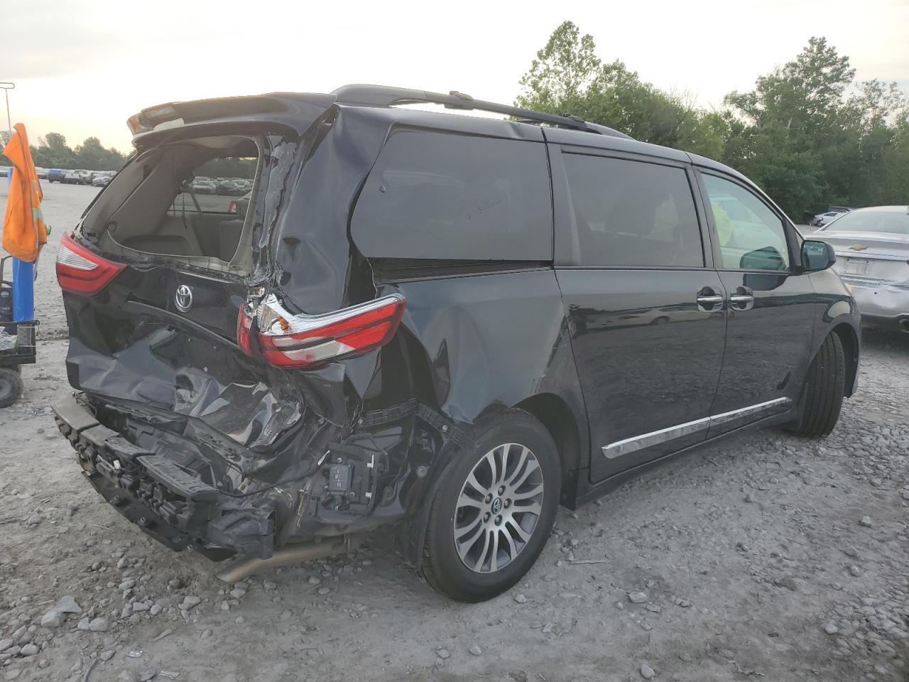 2019 Toyota Sienna Xle - Image 3