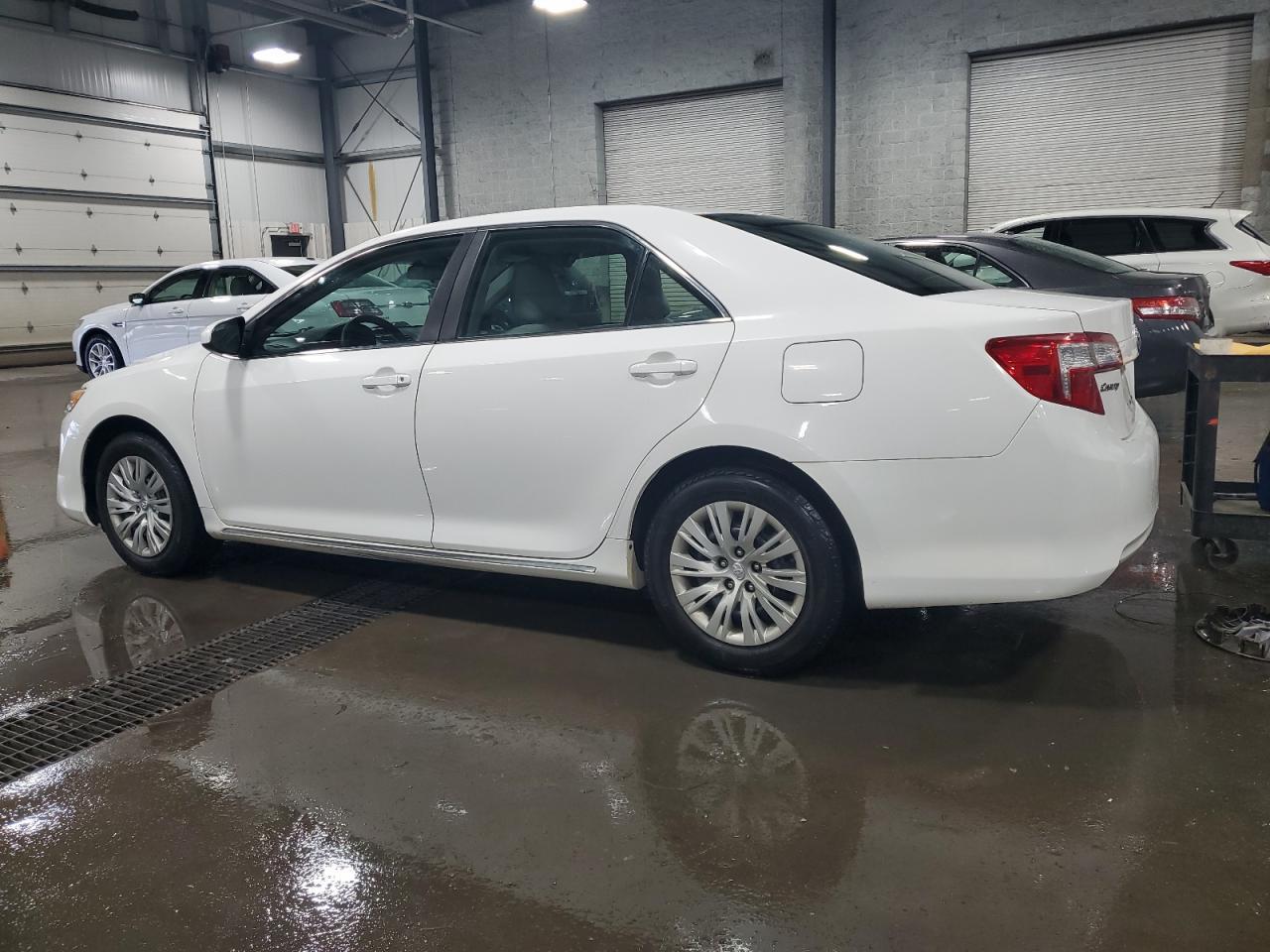 2012 Toyota Camry Base - Фото 2