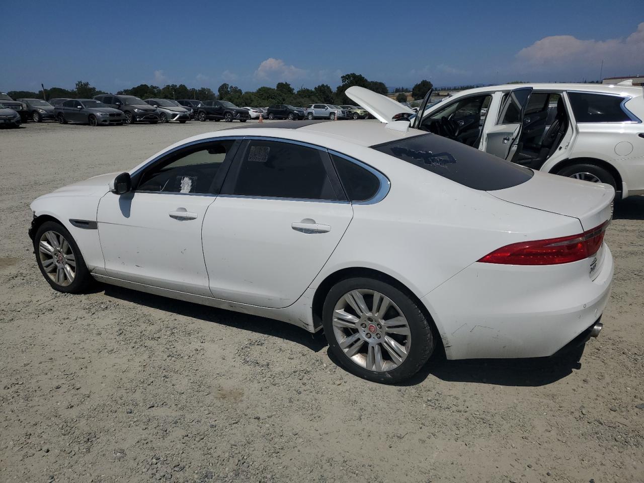 2016 Jaguar Xf Premium - Фото 2