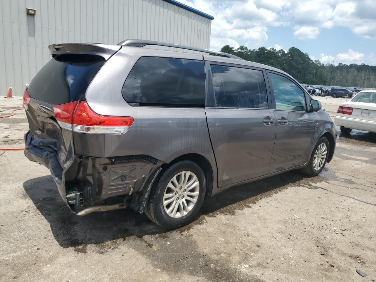 2011 Toyota Sienna Xle - Фото 3