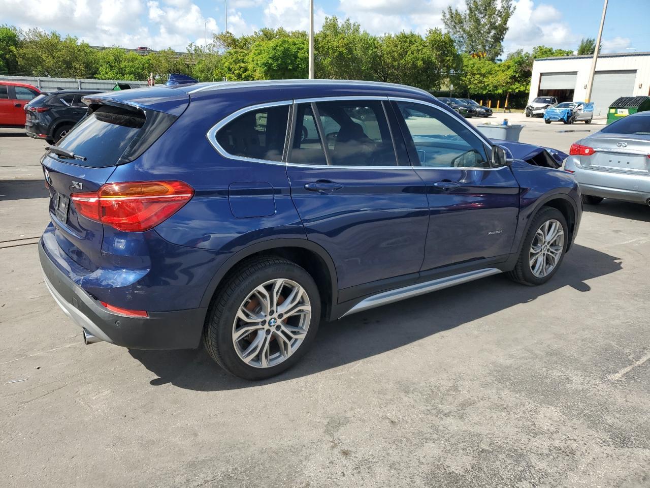 2017 BMW X1 xDrive28I - Фото 3