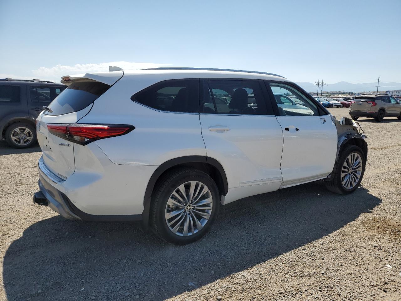 2021 Toyota Highlander Hybrid Platinum - Image 3