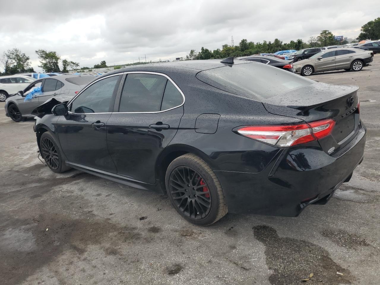 2020 Toyota Camry Se - Фото 2