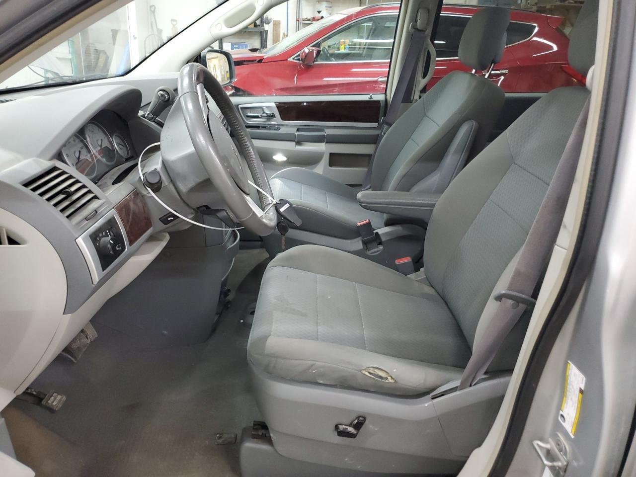 2010 Chrysler Town & Country Touring - Image 7